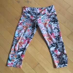 SALE🚨 3/$30 Pretty flower patterned workout Capri